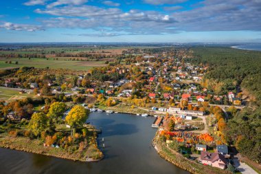 Sobieszewo adasındaki Vistula Nehri manzarası. Polonya