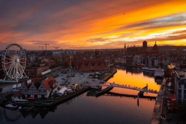Gün batımında Motlawa nehrinin üzerindeki güzel Gdansk şehri. Polonya
