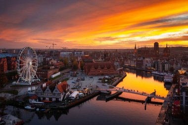 Gün batımında Motlawa nehrinin üzerindeki güzel Gdansk şehri. Polonya