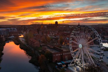 Gün batımında Motlawa nehrinin üzerindeki güzel Gdansk şehri. Polonya