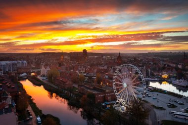 Gün batımında Motlawa nehrinin üzerindeki güzel Gdansk şehri. Polonya