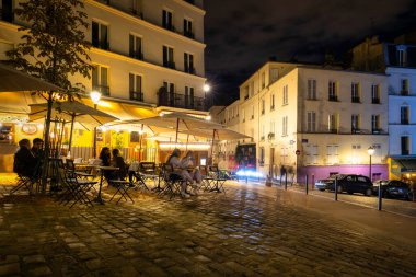 Paris, Fransa - 16 Eylül 2022: Montmartre sokaklarındaki turistler - Paris 'in tarihi kadrosu, aynı isimli tepenin üzerinde yer alıyor. Fransa