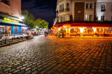 Paris, Fransa - 16 Eylül 2022: Montmartre sokaklarındaki turistler - Paris 'in tarihi kadrosu, aynı isimli tepenin üzerinde yer alıyor. Fransa