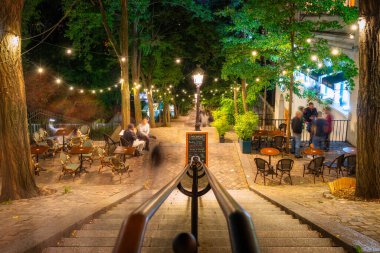 Paris, Fransa - 16 Eylül 2022: Montmartre sokaklarındaki turistler - Paris 'in tarihi kadrosu, aynı isimli tepenin üzerinde yer alıyor. Fransa