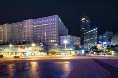 Paris, Fransa - 17 Eylül 2022: Fransa 'nın batısındaki La Defense iş bölgesinde modern binalar.