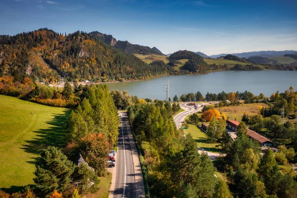 秋の色でCzorztyn湖とPieniny山の美しい風景 ポーランド — ストック写真