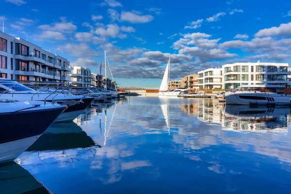 Vacker Natur Båten Marinan Med Återspegling Den Blå Himlen Sobieszewo — Stockfoto