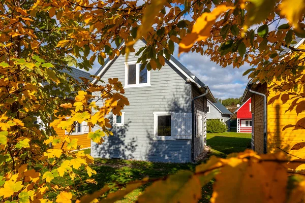 Πολύχρωμα Σκανδιναβικά Σπίτια Ένα Φθινοπωρινό Τοπίο Πολωνία — Φωτογραφία Αρχείου