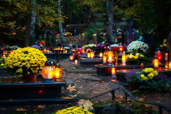 五颜六色的蜡烛 在公墓在所有的圣徒日子 — 图库照片
