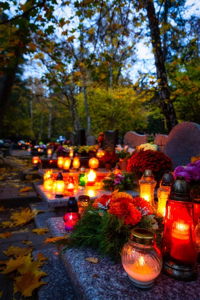 Tüm Azizler Günü Polonya Mezarlıkta Üzerinde Renkli Mumlar — Stok fotoğraf