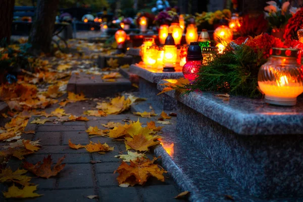 Tüm Azizler Günü Polonya Mezarlıkta Üzerinde Renkli Mumlar — Stok fotoğraf