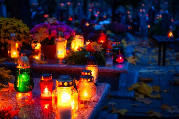 Kleurrijke Kaarsen Het Kerkhof Allerheiligen Polen — Stockfoto