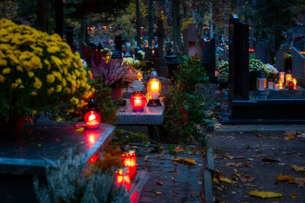 諸聖人の日 ポーランドで墓地のカラフルなキャンドル — ストック写真