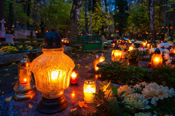 五颜六色的蜡烛 在公墓在所有的圣徒日子 — 图库照片