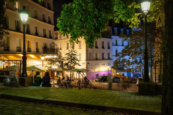 2022年9月16日 法国巴黎 位于巴黎历史上著名的四分相蒙特马尔特大街上的游客 — 图库照片