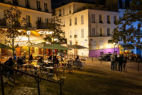 Paris, Fransa - 16 Eylül 2022: Montmartre sokaklarındaki turistler - Paris 'in tarihi kadrosu, aynı isimli tepenin üzerinde yer alıyor. Fransa