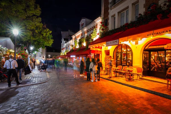 フランス 9月16 2022 モンマルトルの通りに観光客 同じ名前の丘の上に位置するパリの歴史的な地区 フランス — ストック写真
