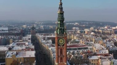 Karlı bir kış günü Polonya 'nın Gdansk şehrinin güzel mimarisi.