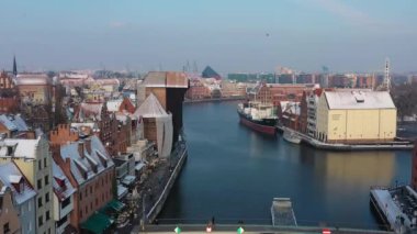 Gdansk, Polonya - 21 Kasım 2022: Karlı kış mevsiminde Polonya 'nın Gdansk kentinin güzel mimarisi