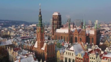 Gdansk, Polonya - 21 Kasım 2022: Karlı kış mevsiminde Polonya 'nın Gdansk kentinin güzel mimarisi