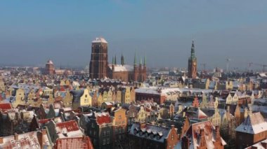 Karlı bir kış günü Polonya 'nın Gdansk şehrinin güzel mimarisi.