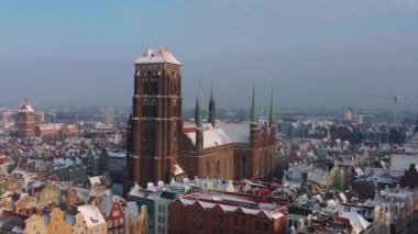Gdansk, Polonya - 21 Kasım 2022: Karlı kış mevsiminde Polonya 'nın Gdansk kentinin güzel mimarisi