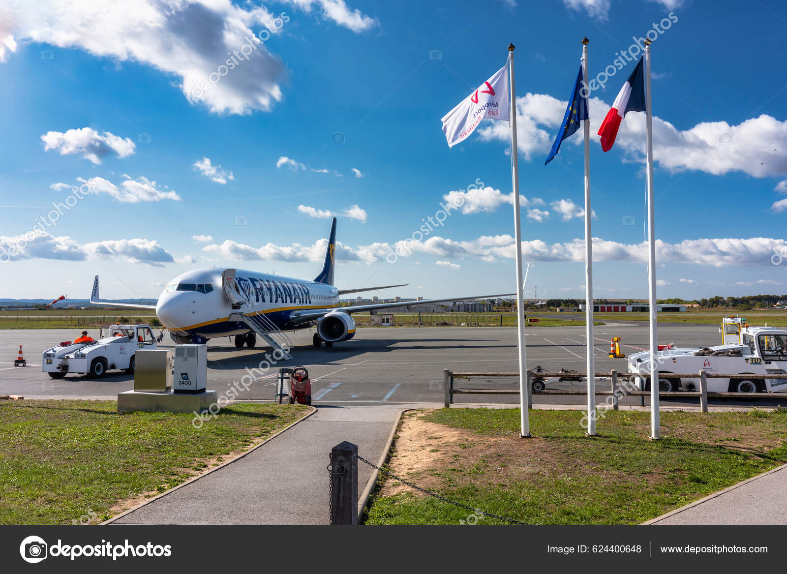 Παρίσι Γαλλία Σεπτεμβρίου 2022 Αεροπλάνο Της Ryanair Περιμένει Επιβίβαση  Στο – Εκδοτική Εικόνα Αρχείου © Patryk_Kosmider #624400648