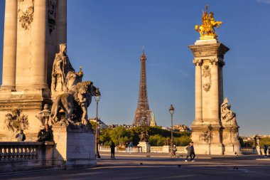 Paris, Fransa - 18 Eylül 2022: Paris, Seine nehri üzerindeki Pont Alexandre III köprüsü üzerinde turistler. Fransa