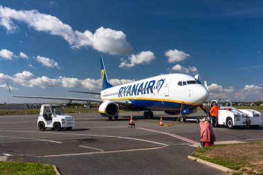 Paris, Fransa - 18 Eylül 2022: Ryanair uçağı Fransa 'daki Beauvais Havaalanı' nda yolcu bekliyor. Ryanair, Avrupa 'nın en büyük düşük maliyetli havayolu şirketi..
