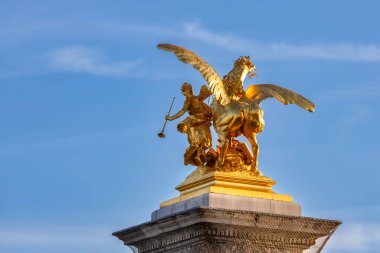 Paris, Seine nehri üzerindeki Pont Alexandre III köprüsünün mimari detayları. Fransa