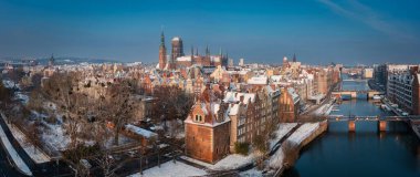 Karlı bir kış günü Polonya 'nın Gdansk şehrinin Panorama' sı