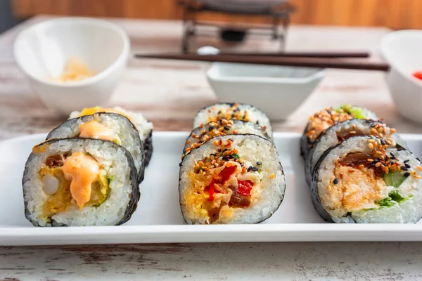 Conjunto Sushi Colorido Com Pauzinhos Prato — Fotografia de Stock