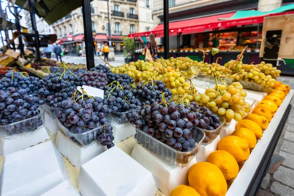 Φρέσκα Φρούτα Που Εκτίθενται Μια Αγορά Του Δρόμου Στο Παρίσι — Φωτογραφία Αρχείου