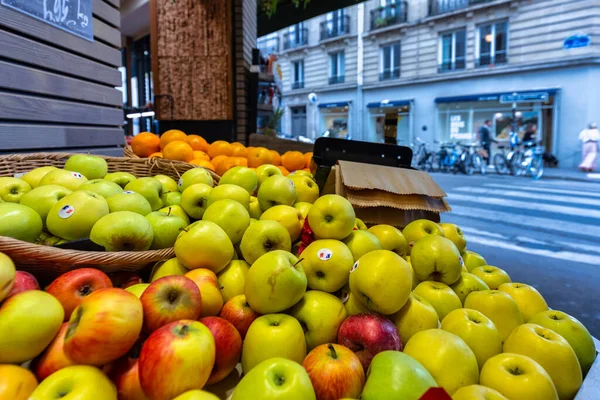 フランスのパリのストリートマーケットで展示されている新鮮なリンゴ — ストック写真