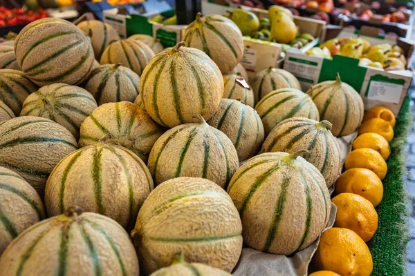 Melons Εκτίθενται Μια Αγορά Του Δρόμου Στο Παρίσι Γαλλία — Φωτογραφία Αρχείου