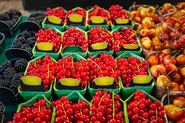 果物や野菜は パリのストリートマーケットで展示されています — ストック写真