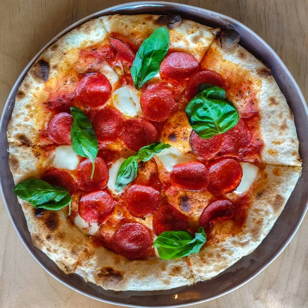 Pepperoni Pizza Mit Käse Und Basilikum — Stockfoto