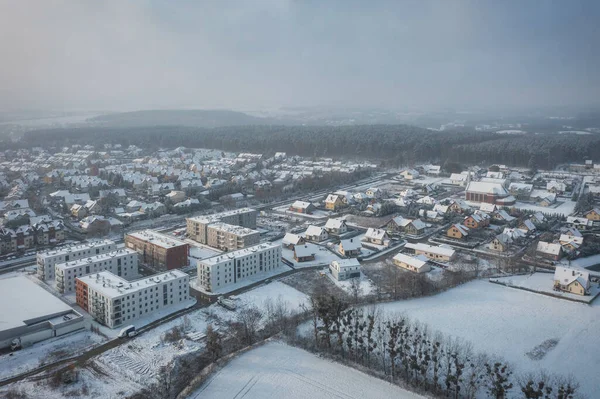 新鮮な雪で覆われた小さな村の空中風景 ポーランド — ストック写真
