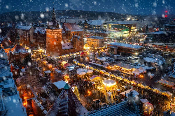 雪の中 グダニスク市内のクリスマスマーケットが美しくライトアップされます ポーランド — ストック写真