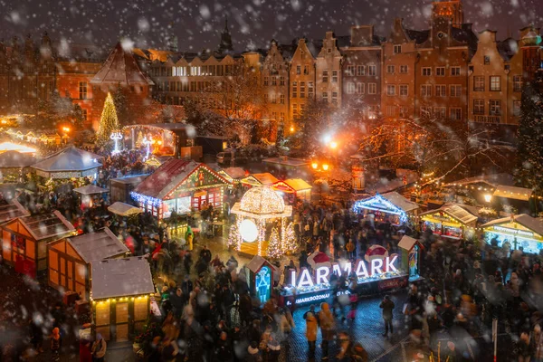 波兰格但斯克 2022年11月19日 主要城市格但斯克 Gdansk 的圣诞市场上的人们在一场降雪中 — 图库照片