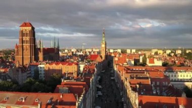 Gdansk, Polonya - 4 Temmuz 2022: Batan güneşin ışınlarıyla Ana Şehir Gdansk 'ın güzel mimarisi. Polonya