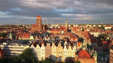 Gdansk, Polonya - 4 Temmuz 2022: Batan güneşin ışınlarıyla Ana Şehir Gdansk 'ın güzel mimarisi. Polonya