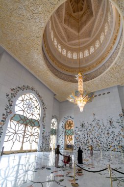 ABU DHABI, BAE - 26 Mart 2014: Abu Dabi 'deki Şeyh Zayed Büyük Camii, Birleşik Arap Emirlikleri.