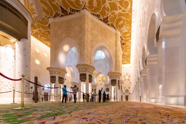 ABU DHABI, BAE - 26 Mart 2014: Abu Dabi 'deki Şeyh Zayed Büyük Camii, Birleşik Arap Emirlikleri.