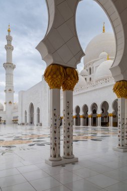 Abu Dabi, BAE - 26 Mart 2014: Abu Dabi, BAE 'deki Şeyh Zayed Büyük Camii. Abu Dabi 'deki Grang Camii Birleşik Arap Emirlikleri' ndeki en büyük camidir..