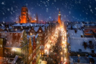 Kar yağışı sırasında ana şehir Gdansk 'ın gece manzarası, Polonya