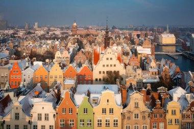 Karlı bir kış günü Polonya 'nın Gdansk şehrinin güzel manzarası.