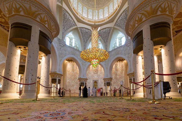 2014年3月26日 阿拉伯联合酋长国阿布扎比谢赫扎耶德大清真寺的内政 — 图库照片