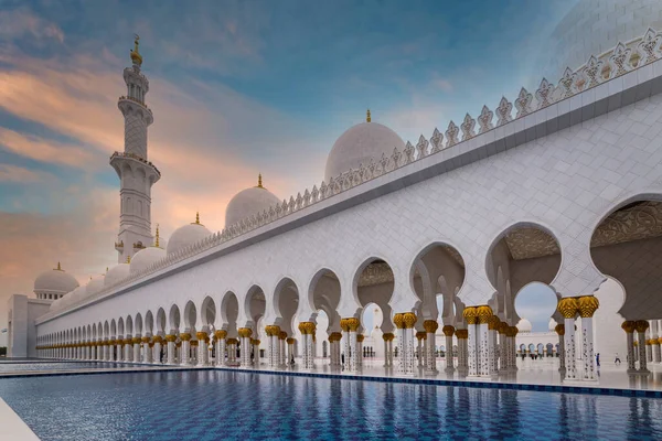 2014年3月26日 阿布扎比谢赫扎耶德大清真寺落日 阿布扎比的Grang清真寺是阿拉伯联合酋长国最大的清真寺 — 图库照片