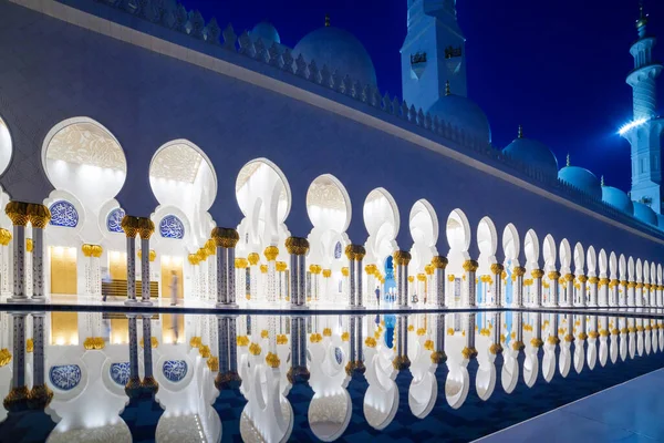 アブダビ アラブ首長国連邦 2014年3月26日 アラブ首長国連邦の夕暮れ時にアブダビでシェイク ザイド グランド モスク アブダビのグランモスクはアラブ首長国連邦最大のモスクです — ストック写真